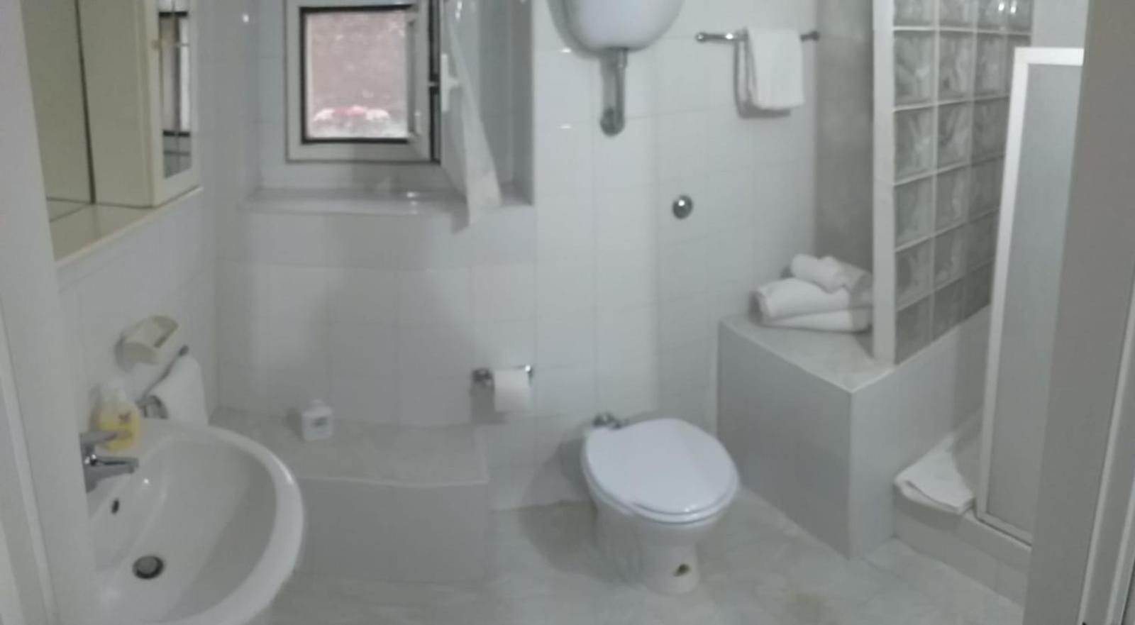 Garden Basement - Seminterrato Max 4 Ospiti - Fiumicino Vicino Aeroporto E Fiera Leilighet Eksteriør bilde